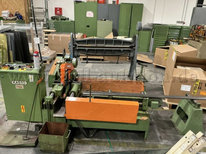 Frontalansicht der Maschine. Zu erkennen sind Verunreinigungen mit Schmiermitteln, Farbabblätterungen und Kratzer sowie allgemeine Gebrauchsspuren. Frontalansicht der Maschine. Zu erkennen sind Verunreinigungen mit Schmiermitteln, Farbabblätterungen und Kratzer sowie allgemeine Gebrauchsspuren.