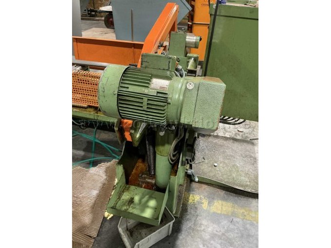 Ansicht des Motors von oben, erkennbar sind die ausgelaufenen Schmiermittel und Hydrauliköl sowie Farbabblätterungen und Abnutzungsspuren.
