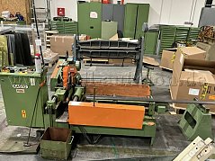Frontalansicht der Maschine. Zu erkennen sind Verunreinigungen mit Schmiermitteln, Farbabblätterungen und Kratzer sowie allgemeine Gebrauchsspuren.