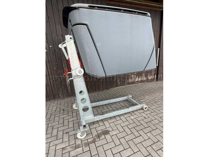 Kehrgutbehälter mit Transportwagen in der Seitenansicht