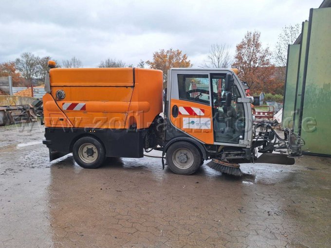 Kehrmaschine von rechts