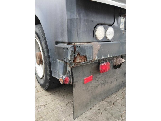 Stoßstangeneck links korrodiert