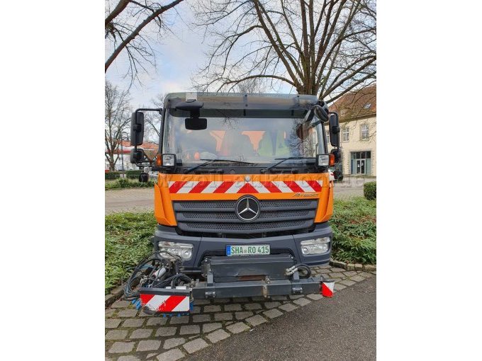 Ansicht Front mit Wildkrautbesen