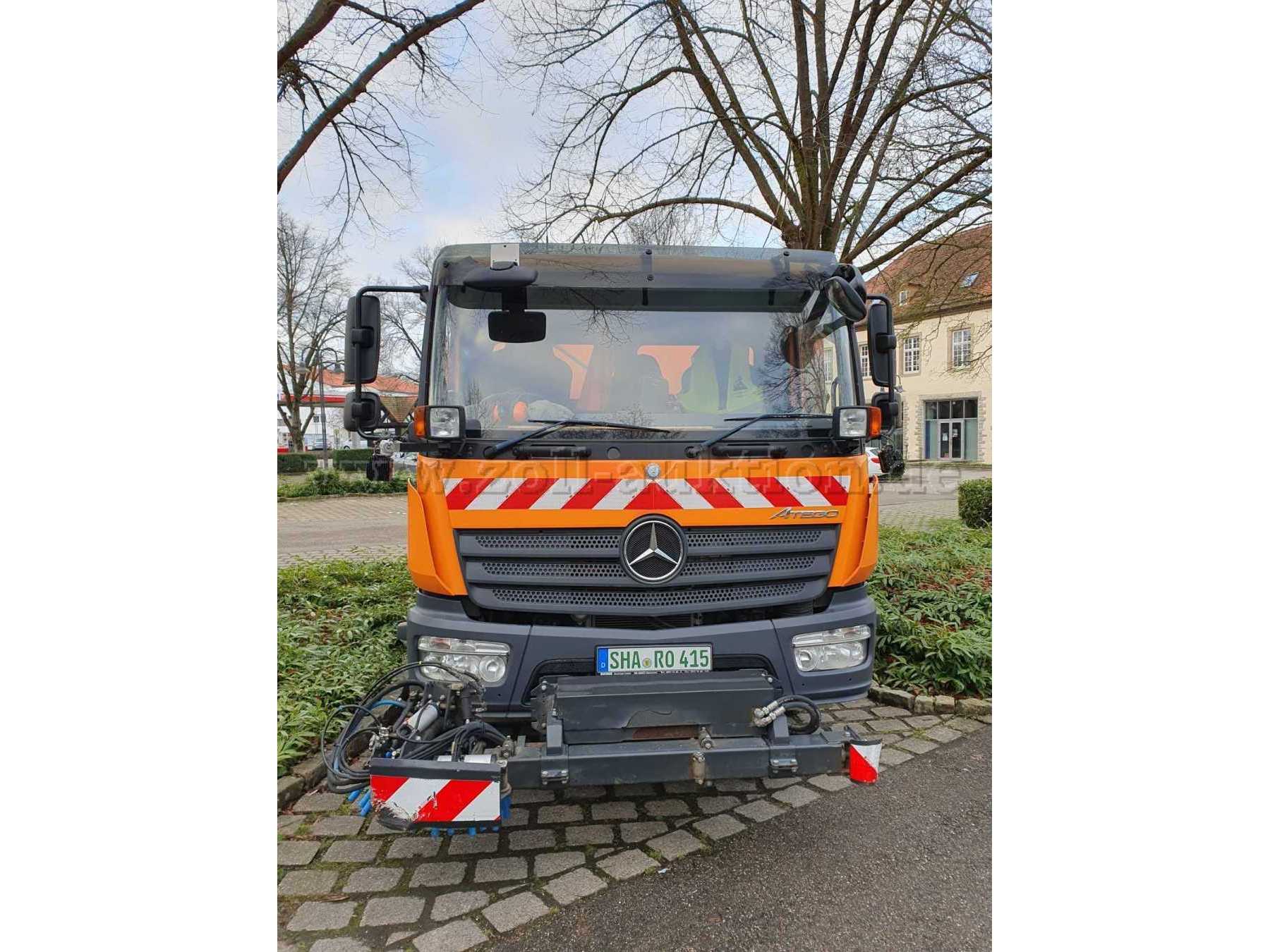 Ansicht Front mit Wildkrautbesen