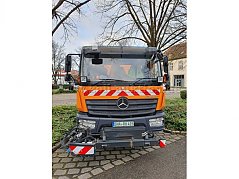 Ansicht Front mit Wildkrautbesen
