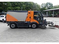 Ansicht seitlich: Zur Versteigerung steht nur die beschriebene Kehrmaschine.