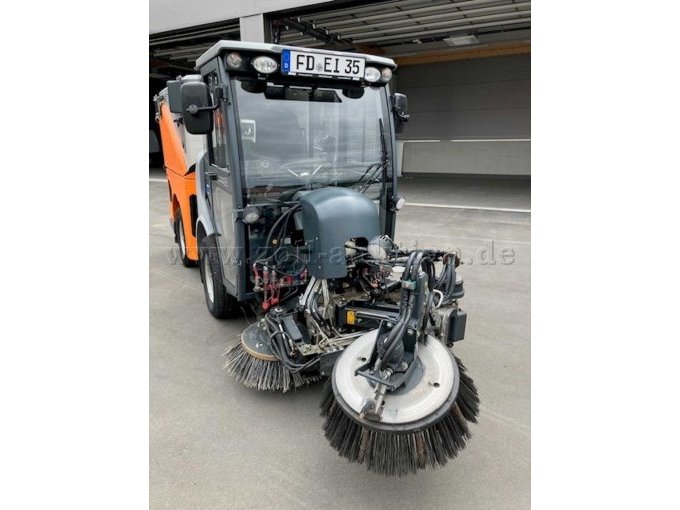 Kehrmaschine
vorne