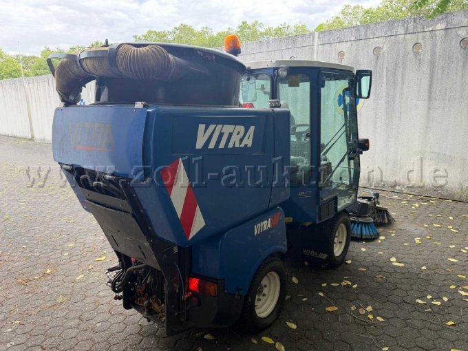 1 veegmachine Iseki VITRA 2030 4x4 - bezemsysteem + bladzuiger – foto 3 – kavel bij Zoll-Auktion, Bonn