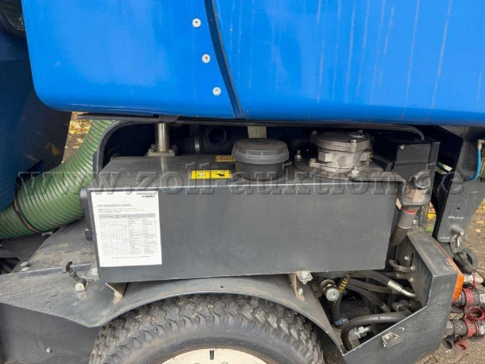 1 veegmachine Iseki VITRA 2030 4x4 - bezemsysteem + bladzuiger – foto 12 – kavel bij Zoll-Auktion, Bonn