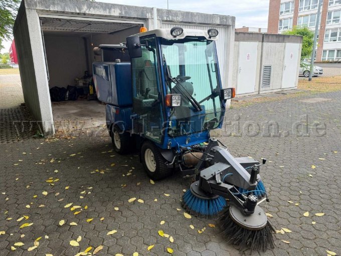 1 veegmachine Iseki VITRA 2030 4x4 - bezemsysteem + bladzuiger – foto 2 – kavel bij Zoll-Auktion, Bonn