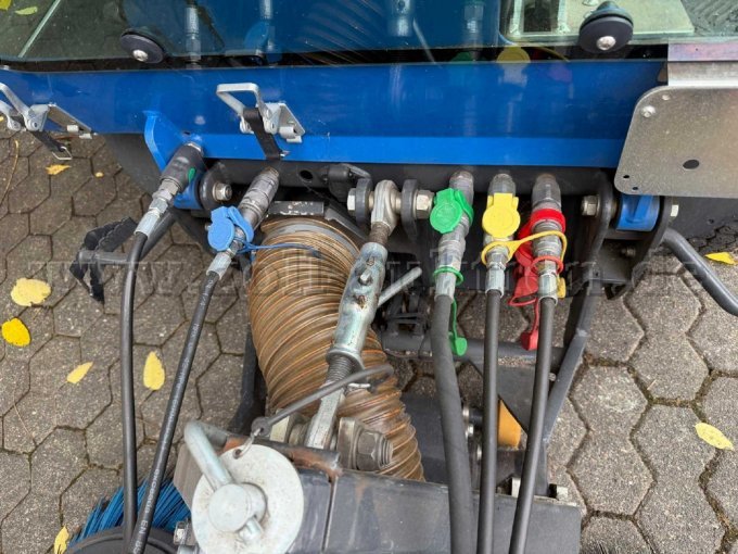 1 veegmachine Iseki VITRA 2030 4x4 - bezemsysteem + bladzuiger – foto 9 – kavel bij Zoll-Auktion, Bonn