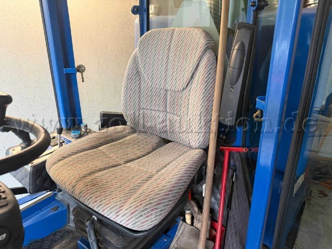 1 veegmachine Iseki VITRA 2030 4x4 - bezemsysteem + bladzuiger – foto 13 – kavel bij Zoll-Auktion, Bonn