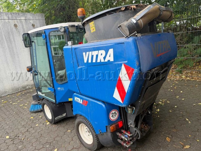 1 veegmachine Iseki VITRA 2030 4x4 - bezemsysteem + bladzuiger – foto 4 – kavel bij Zoll-Auktion, Bonn