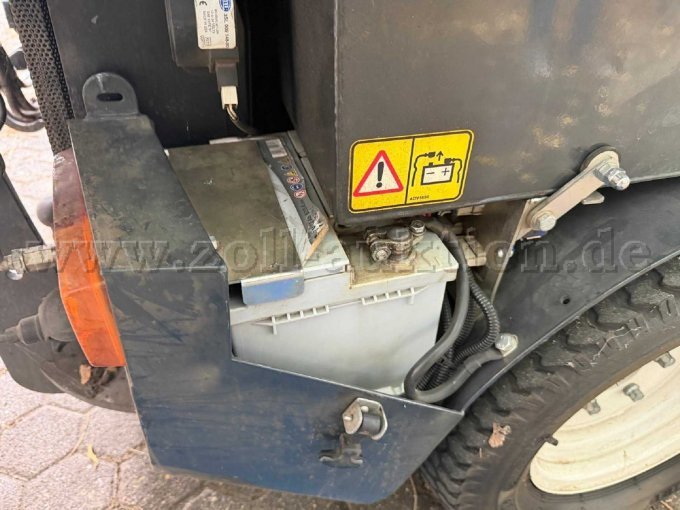 1 veegmachine Iseki VITRA 2030 4x4 - bezemsysteem + bladzuiger – foto 8 – kavel bij Zoll-Auktion, Bonn