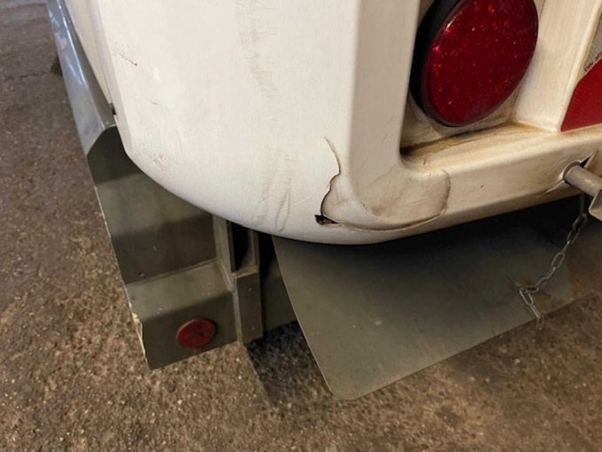 Gebrochene Abdeckung links