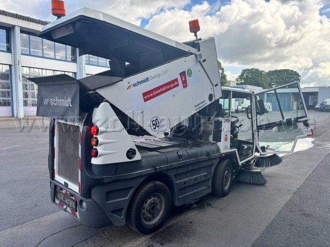 Kehrgutbehälter gekippt