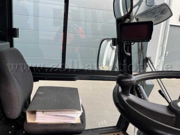 Ansicht Innen, Beifahrer-Notsitz und Bildschirm Rückraumkamera