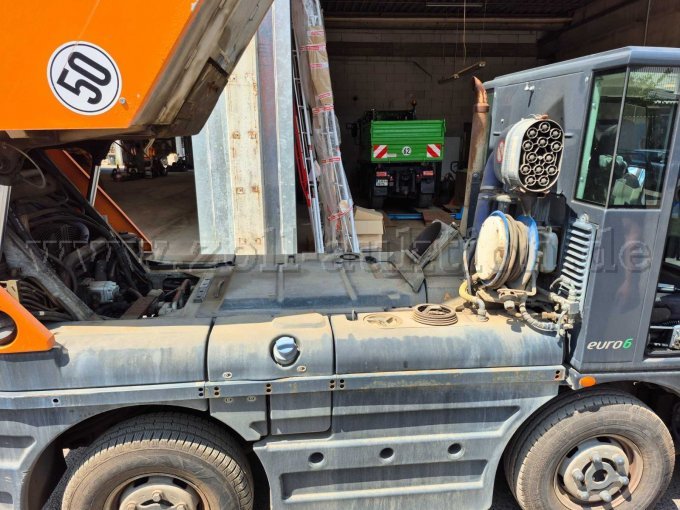 Behälter gekippt