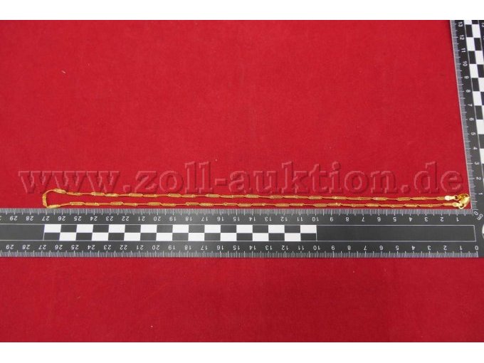 Detailaufnahme der Kette mit Maßstab