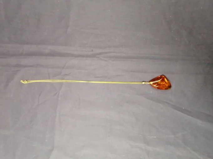 Nahansicht 2 Kette mit Bernsteinanhänger
