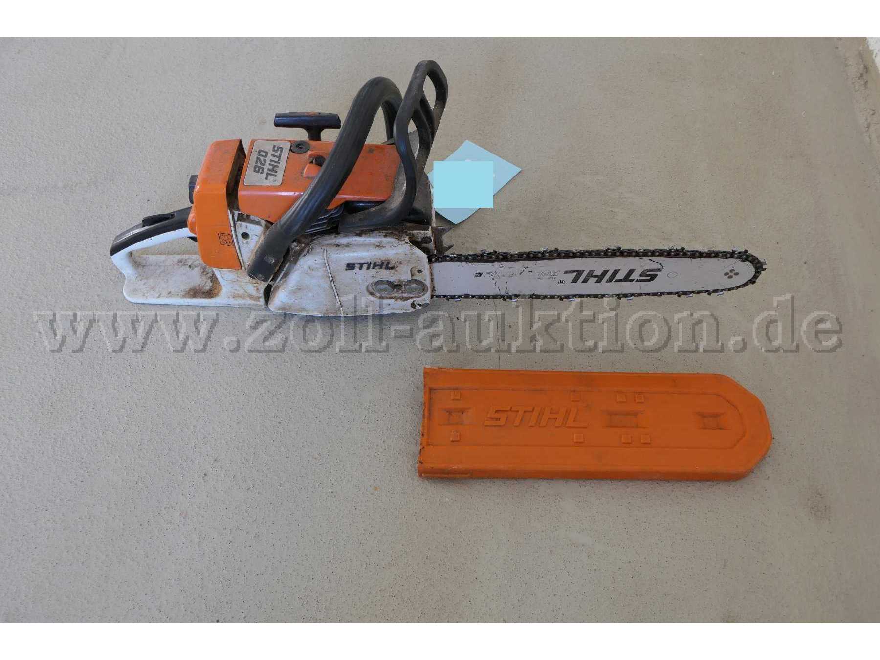 Ketten-/Motorsäge Stihl 026 Gesamtansicht mit Kettenschutz