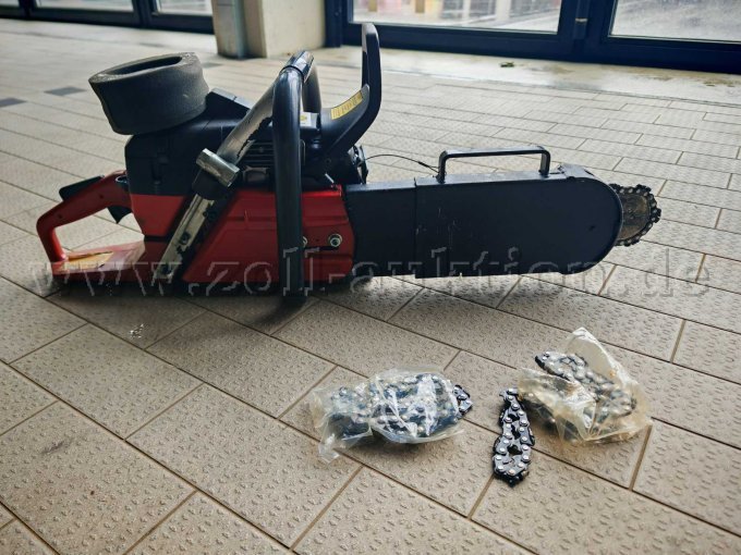 Seitenansicht mit Ersatzketten