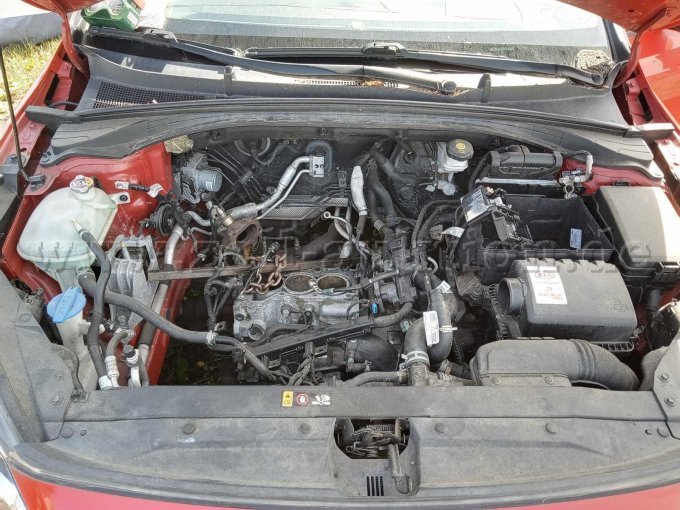 Motorraum mit fehlenden Zylinderkopf