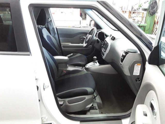 Kia e-Soul Seiten- und Innenansicht vorne
