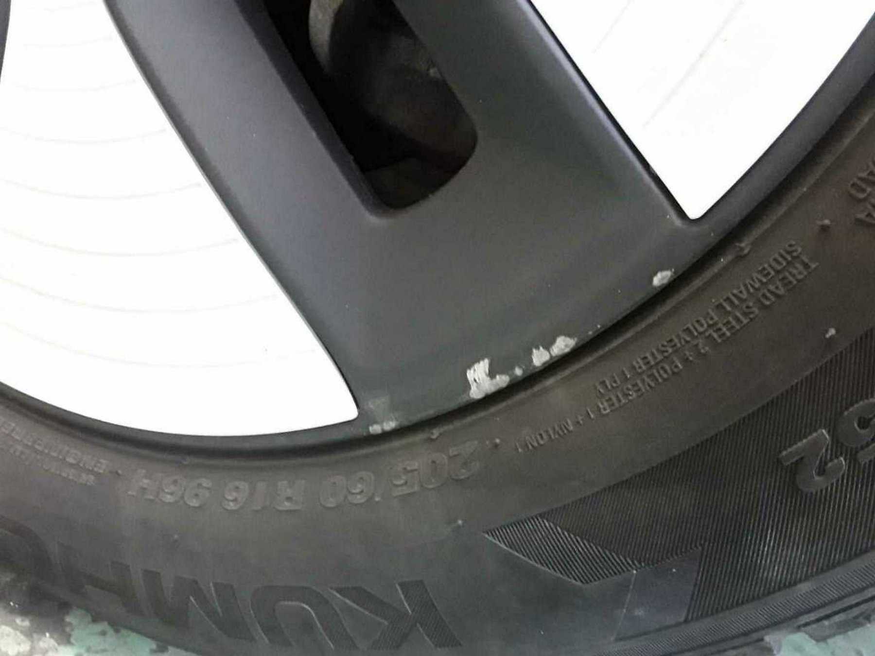 Kia e-Soul Radabdeckung verkratzt