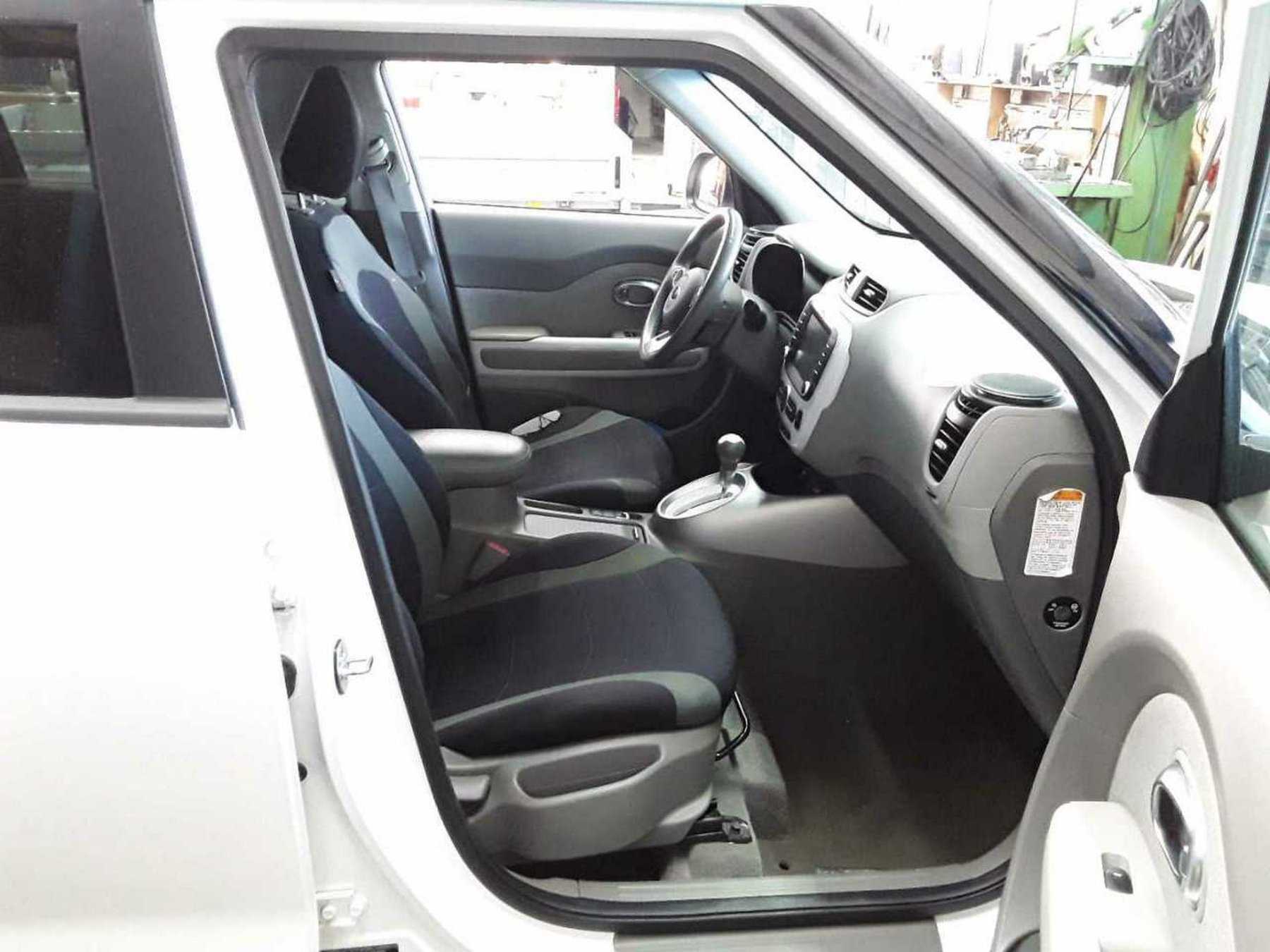 Kia e-Soul Seiten- und Innenansicht vorne