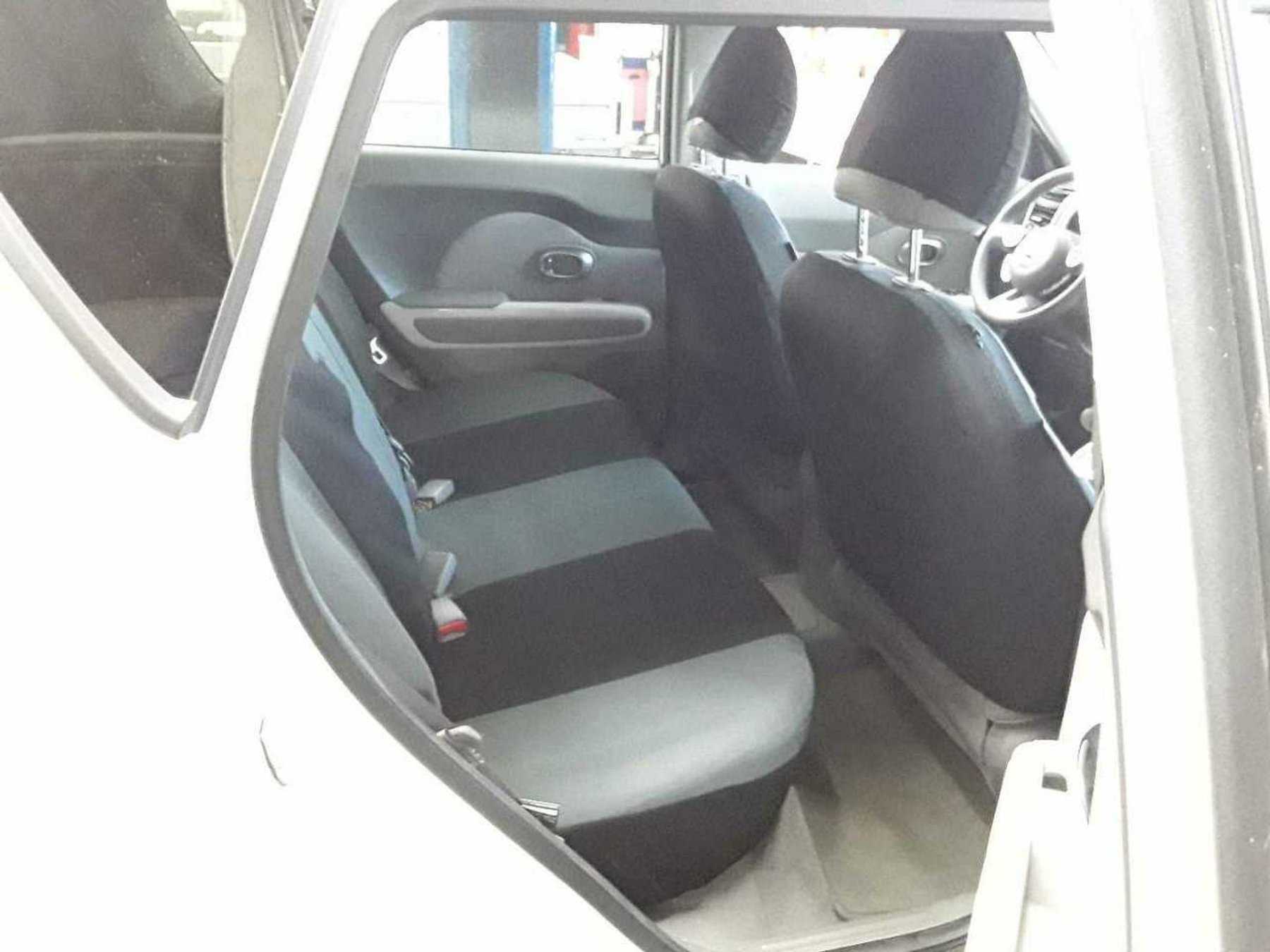Kia e-Soul Seiten- und Innenansicht hinten