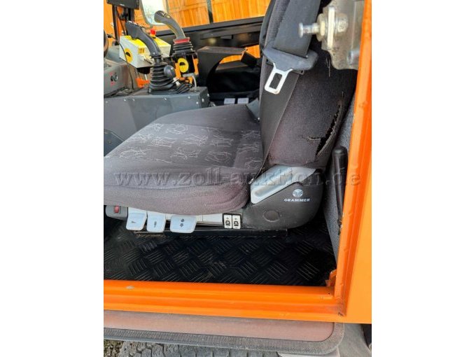 Fahrersitz mit Riss am Stoff