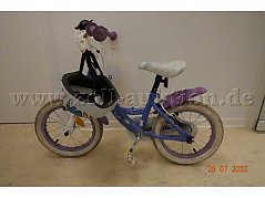 Kinderfahrrad mit Helm