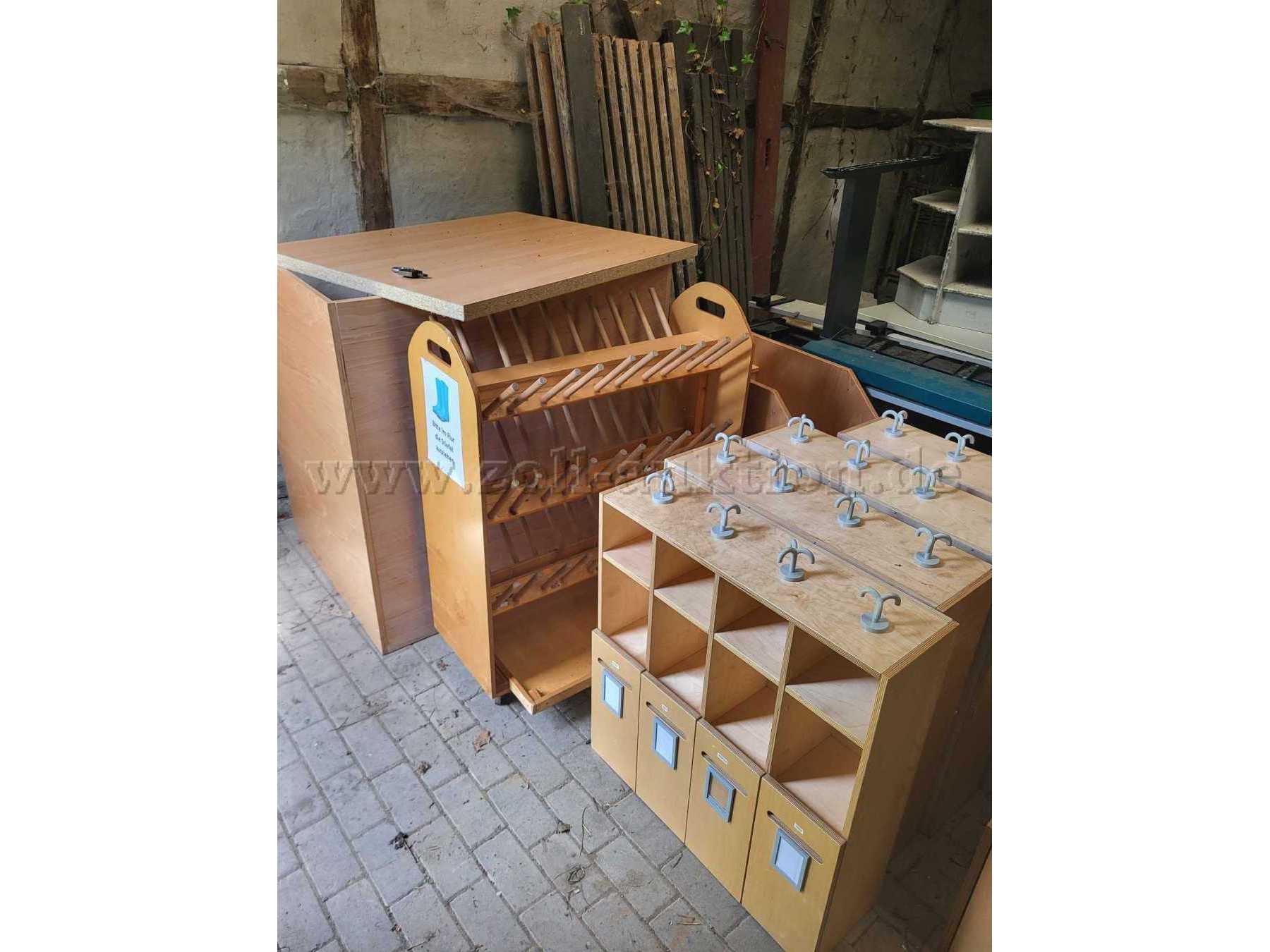 Wandschränke, Schuhablage und Wickeltisch