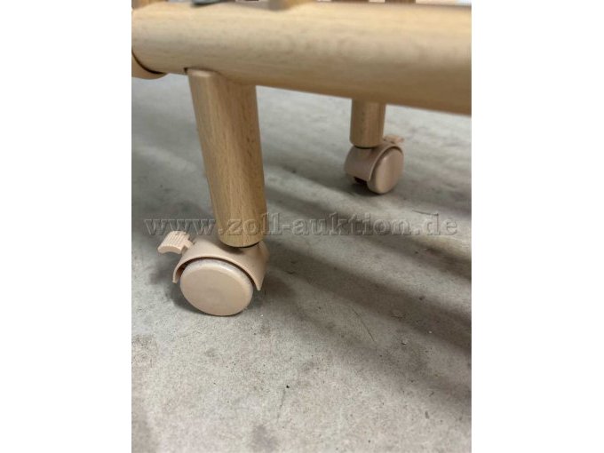 Klappbett - Ansicht von unten, eine Rolle mit Feststellhebel