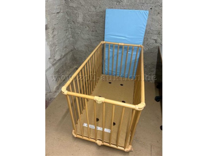 Klappbett - Ansicht von vorn mit Einlegeboden, Matratze außen stehend