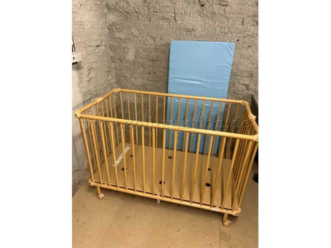 Klappbett - Ansicht von der Seite, Matratze außen stehend