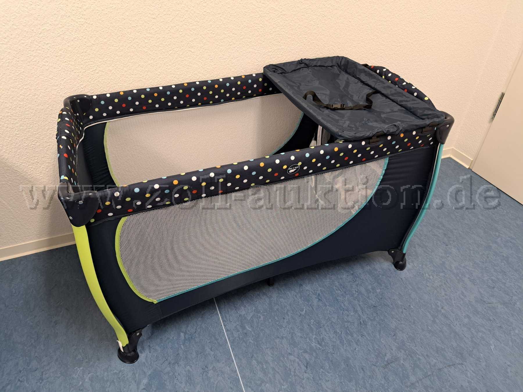 Kinderreisebettchen der Firma Hauck - Seitenansicht mit Auflage zum Wickeln