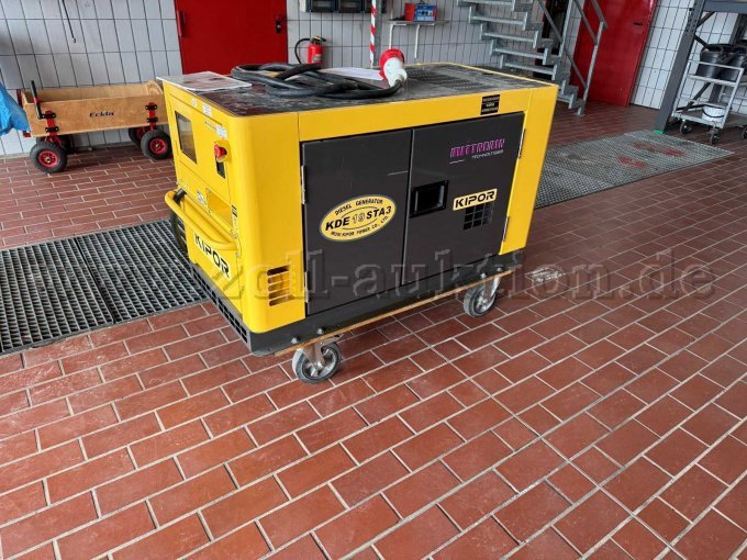 Hier ist eine weitere Seitenansicht des geleben Generators, hier sind die seiten Türen zu erkennen, hinter dem sich der Motor befindet