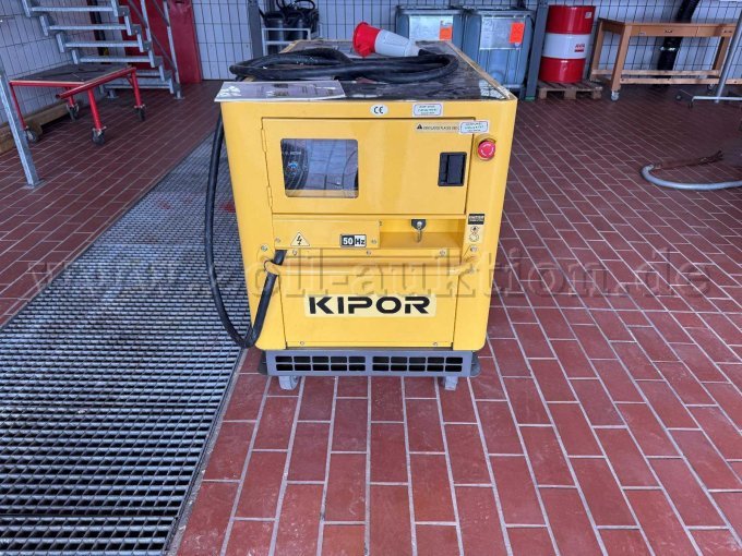 Auf diesem Bild ist die Vorderseite zu erkennen. Hier befindet sich das Bedienfeld des Stromgenerators. Dieses ist mit einem Siegel verschlossen, da der Generator die Prüfung nicht bestanden hat.