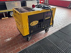 Auf diesem Bild ist der Generator als Seitenansicht zu erkennen. Auf dem Generator liegt ein Einspeisekabel. Hier sind die Seitentüren in grau zu erkennen, hinter diesen Türen befindet sich der Motor
