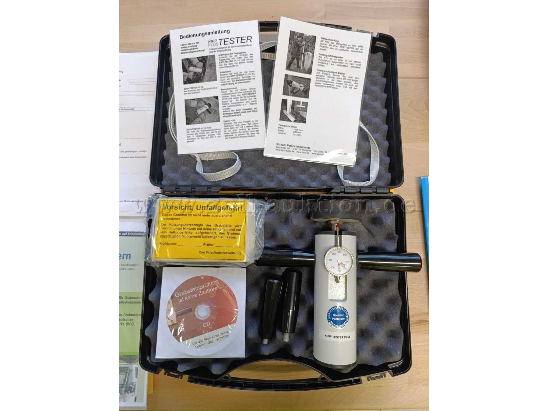 Tester mit Zubehör im Koffer