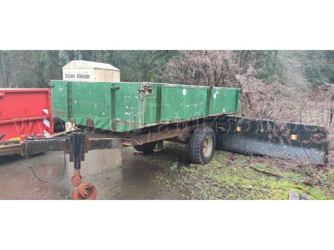 Abgebildet ist der zur Versteigerung stehende Anhänger im aktuellen Zustand.
Roststellen, Kratzer und Beulen sind erkennbar.