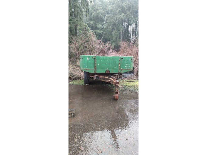 Abgebildet ist der zur Versteigerung stehende Anhänger im aktuellen Zustand.
Roststellen, Kratzer und Beulen sind erkennbar.