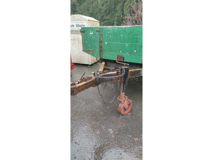 Abgebildet ist der zur Versteigerung stehende Anhänger im aktuellen Zustand.
Roststellen, Kratzer und Beulen sind erkennbar.