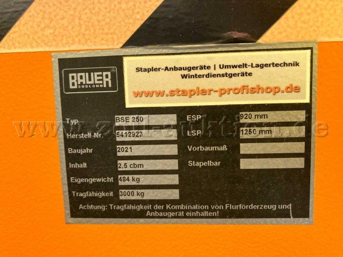 Kippschaufel mit Typenschild