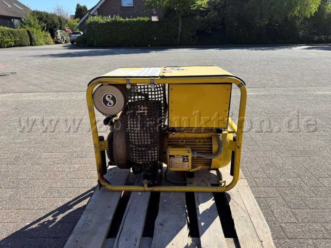 Seitenanicht des Aggregats, hierauf zu erkennen, ein Elektromotor, sowie weritere technische Bauteile