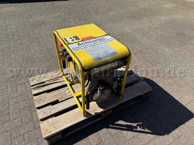 Dieses Bild zeigt unter anderem die Oberseite des Aggregates, mit der Abdeckung und einem Hinweisaufkleber