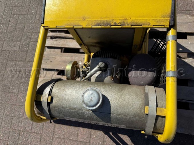 Nahaufnahme des Motors, sowie des Tanks des Generators