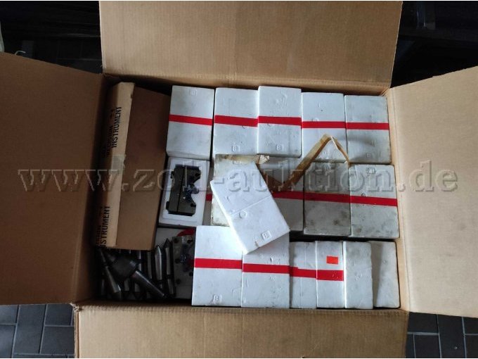 Ansicht/Übersicht des Inhaltes der Kiste von oben, unausgepackt